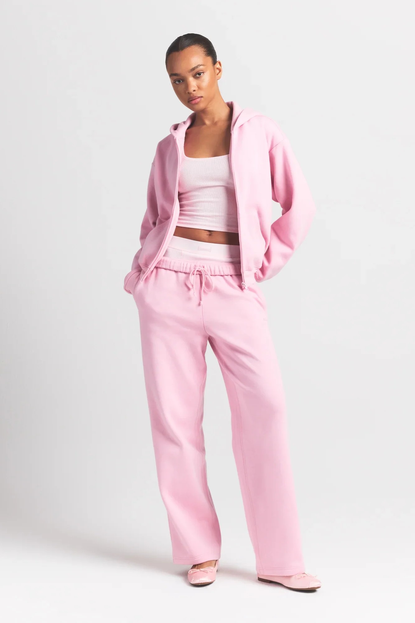 תמונת כל הלוק של CLASSIC ZIP UP HOODIE